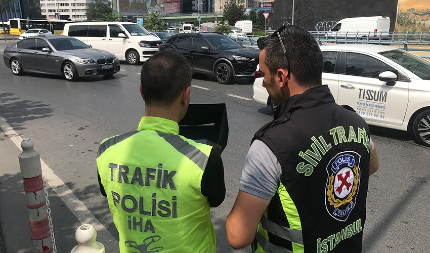 Trafik polisine yakalandı, verdiği cevap şoke etti, böyle rahatlık görülmedi