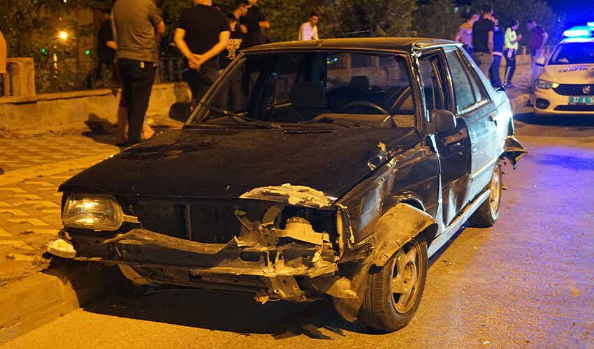 Direksiyon hakimiyetini kaybetti, kaldırımdaki gençleri altına aldı: Ölü ve yaralı var