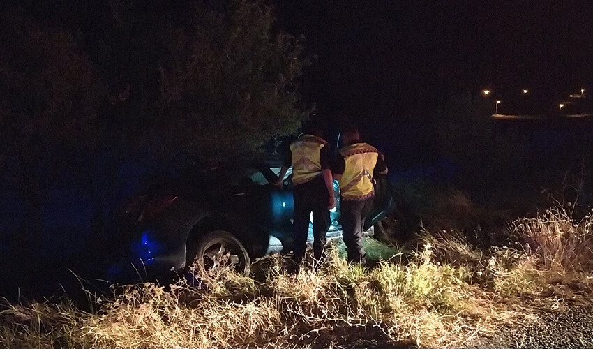 Otomobili tarlaya uçtu, burnu bile kanamadan çıktı