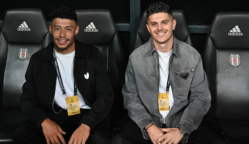 Alex Oxlade-Chamberlain ve Milot Rashica Beşiktaş tribünlerini selamladı Alex Oxlade-Chamberlain ve Milot Rashica Beşiktaş tribünlerini selamladı