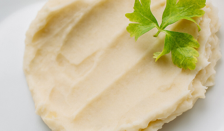 Pürüzsüz patates püresinin sırrı… Yerken tereyağı gibi ağızda eriyor Pürüzsüz patates püresinin sırrı… Yerken tereyağı gibi ağızda eriyor