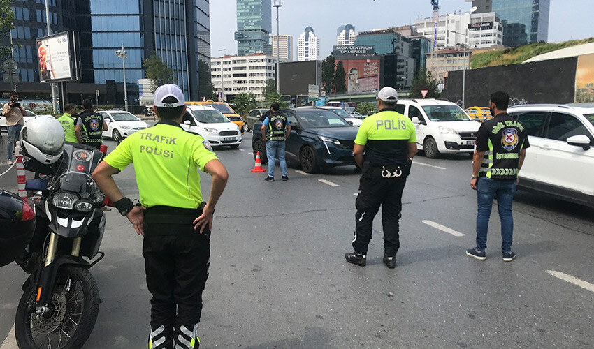 Trafik polisine yakalandı, verdiği cevap şoke etti, böyle rahatlık görülmedi