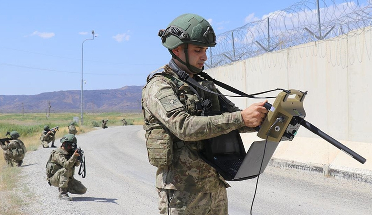 Sınırın sıfır noktasındaki titiz çalışma görüntülendi... Yerli teknolojiler düzensiz göçe 