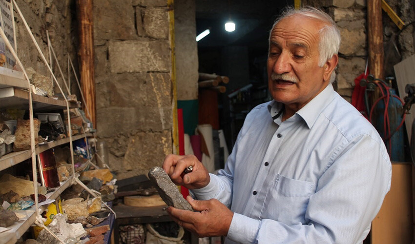 Terzi değil maden ocağı: 50 yıldır bu işi yapıyor, deposuna doldurduğu yüzlerce değerli taşa gözü gibi bakıyor