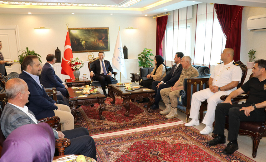 Bakan Bayraktar Van’da esnafı ziyaret etti: Çay ikramını geri çevirmedi Bakan Bayraktar Van’da esnafı ziyaret etti: Çay ikramını geri çevirmedi