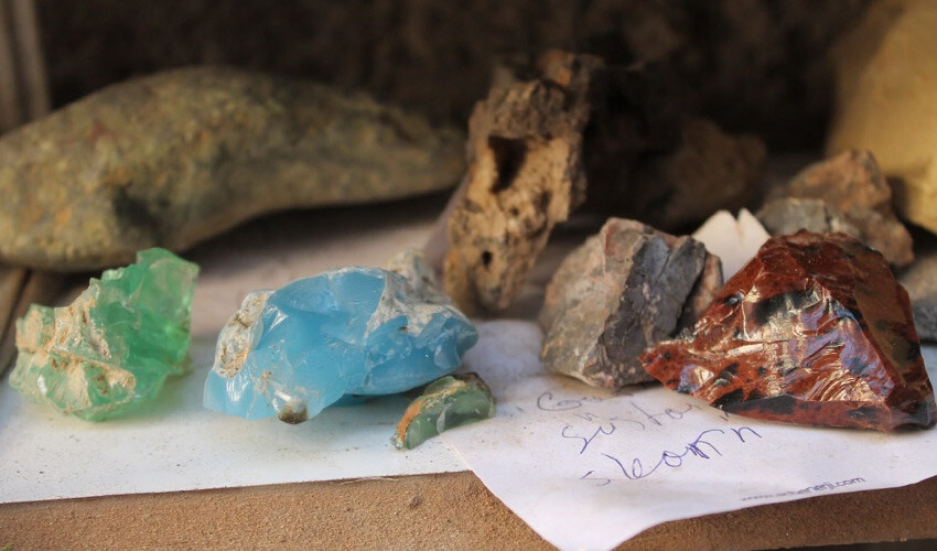 Terzi değil maden ocağı: 50 yıldır bu işi yapıyor, deposuna doldurduğu yüzlerce değerli taşa gözü gibi bakıyor