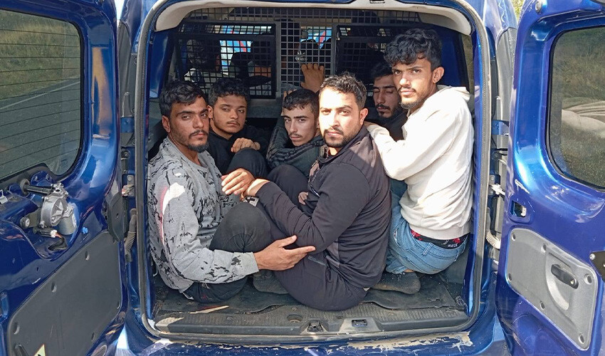 Taksiden çıkan göçmen sayısı şaşkınlığa uğrattı: İki araçtan 31 kişi çıktı