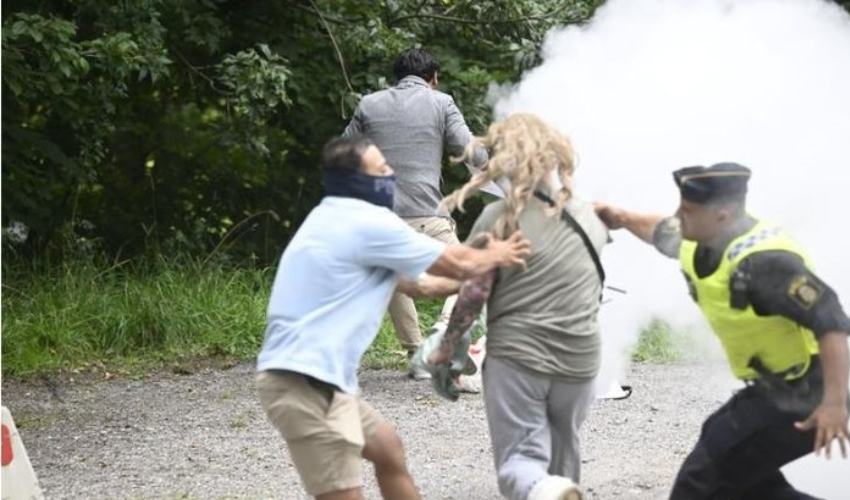 İsveç'te Kur'an-ı Kerim'e yönelik aşağılık saldırılar sürüyor: Engel olmaya çalışan kadın gözaltına alındı!