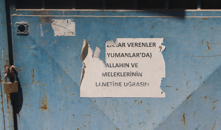 Terk edilmiş evin kapısındaki gizemli yazı merak uyandırıyor