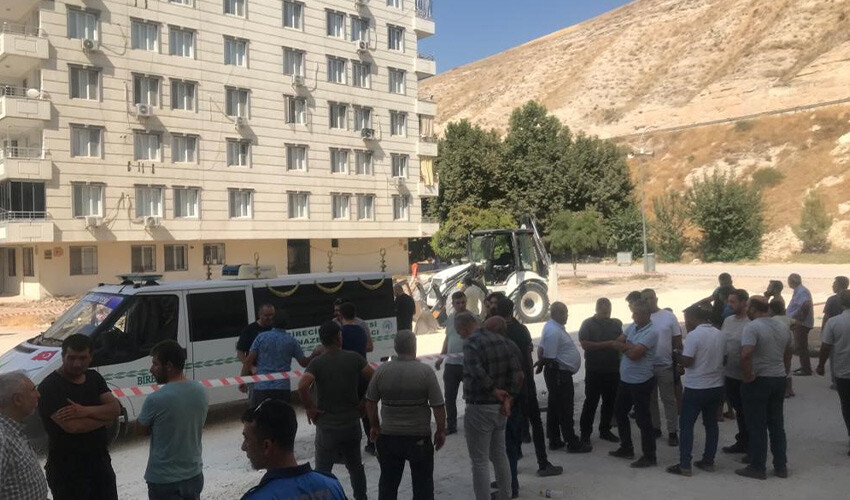 Talihsiz kadın iş makinesinin altında can verdi Talihsiz kadın iş makinesinin altında can verdi