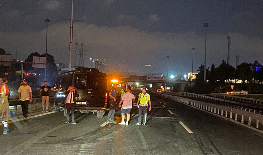 Kaza yapınca aracından indi, yolda minibüs çarptı Kaza yapınca aracından indi, yolda minibüs çarptı