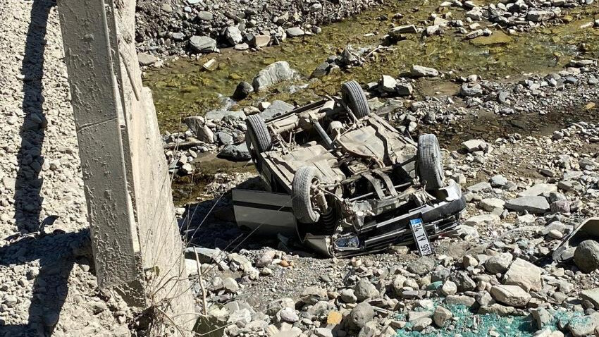 Virajı alamayan araç köprüden uçtu: 2 yaralı