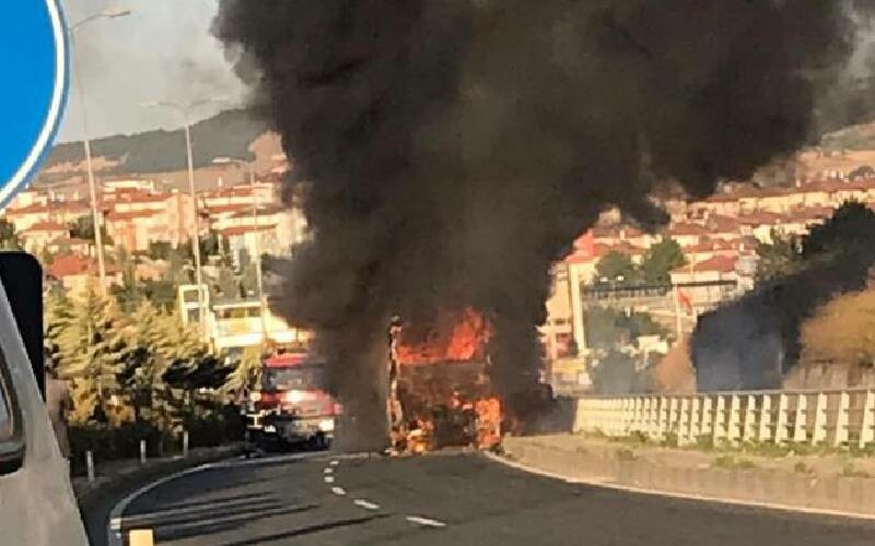 Seyir halindeki yolcu otobüsü alev alev yandı