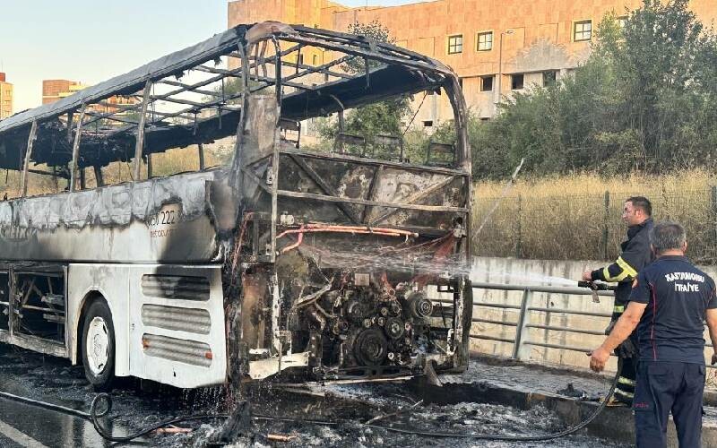 Seyir halindeki yolcu otobüsü alev alev yandı