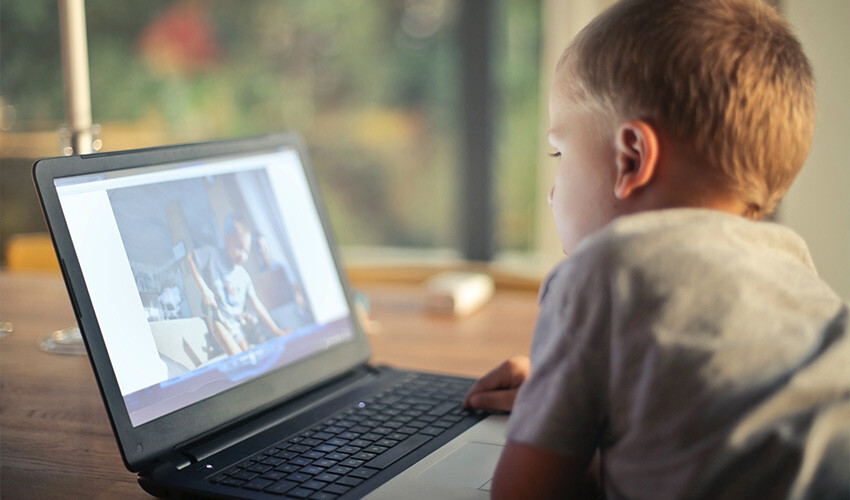 Bakanlıktan uyarı! İstismara dikkat çekti: Çocuklarınızı sanal dünyada yalnız bırakmayın, fotoğrafını paylaşmayın