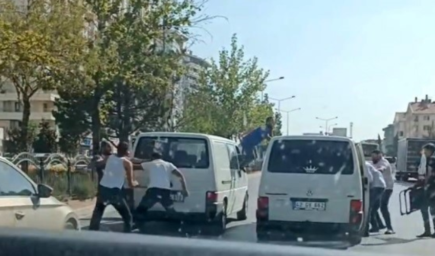 Yol verme kavgasında tekmeler tokatlar havada uçuştu: O anlar anbean kameralara yansıdı