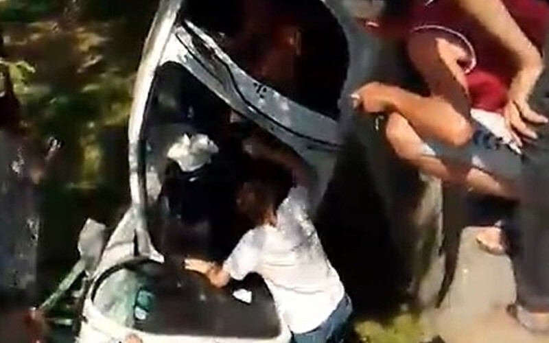 Yoldan çıkan otomobilin şarampole uçmaması için vatandaşlar seferber oldu Yoldan çıkan otomobilin şarampole uçmaması için vatandaşlar seferber oldu