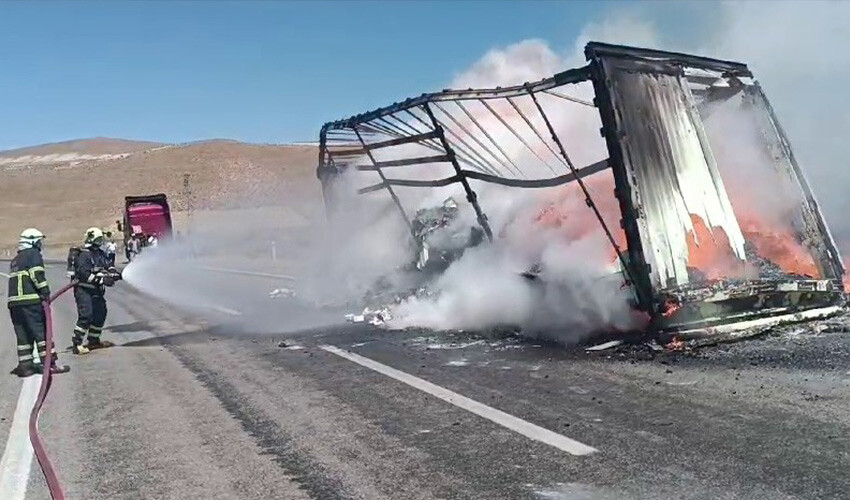 Tırın dorsesi alev topuna döndü, sürücü kıl payı kurtuldu Tırın dorsesi alev topuna döndü, sürücü kıl payı kurtuldu