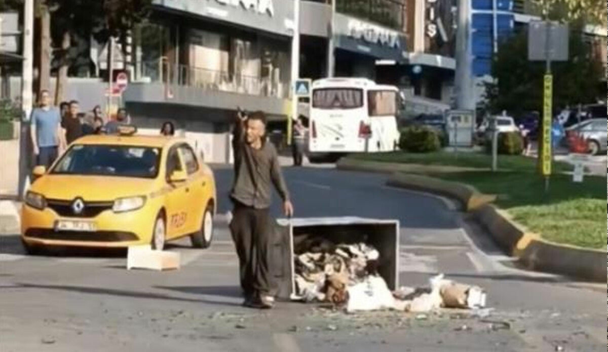 Çöp konteynırıyla yolu kapattı: Araçlara taş fırlattı