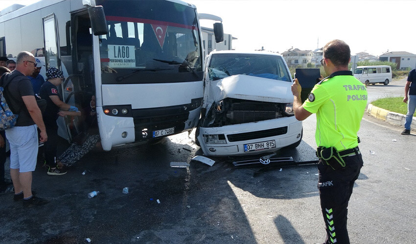 Otel servisi ile minibüsün feci çarpışması: Az kalsın facia yaşanıyordu Otel servisi ile minibüsün feci çarpışması: Az kalsın facia yaşanıyordu