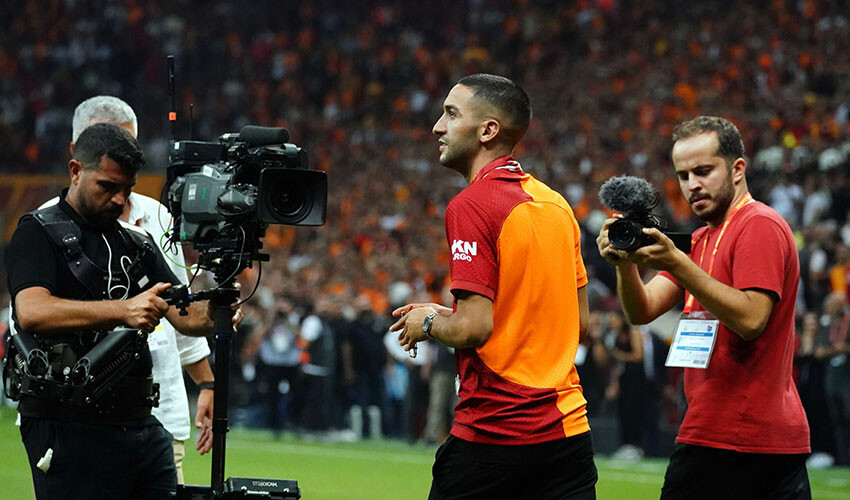 Hakim Ziyech'in tanıtımı dünya basınında! Taraftarın içinden çıkarak sürpriz yaptı