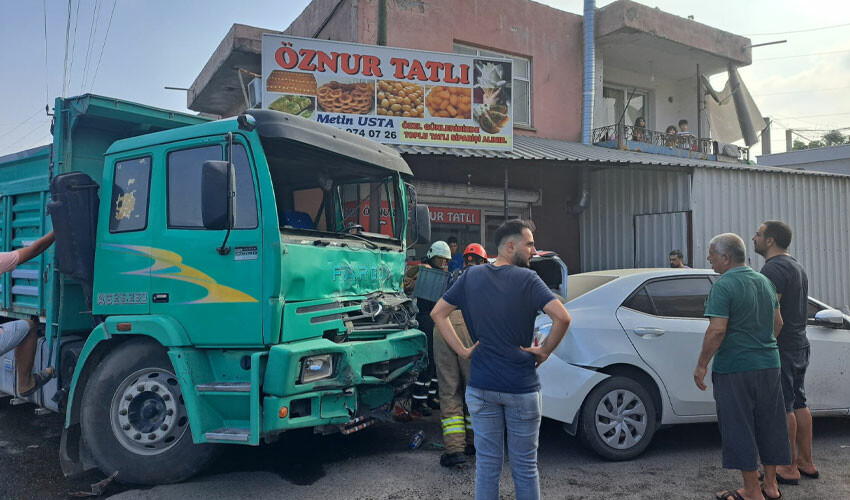 Duramayan kamyon araçlara ve dükkanlara çarptı: Ortalık savaş alanına döndü