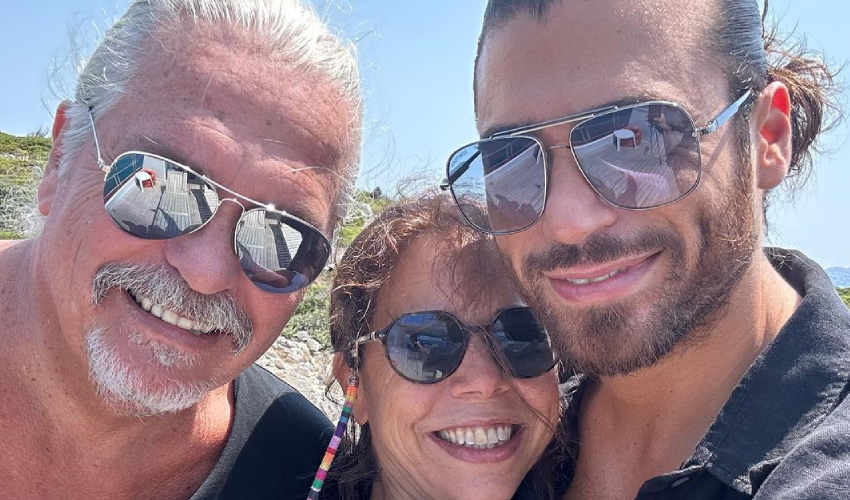 Can Yaman’dan aile pozu… Herkes ‘Babasının kopyası’ yorumu yaptı