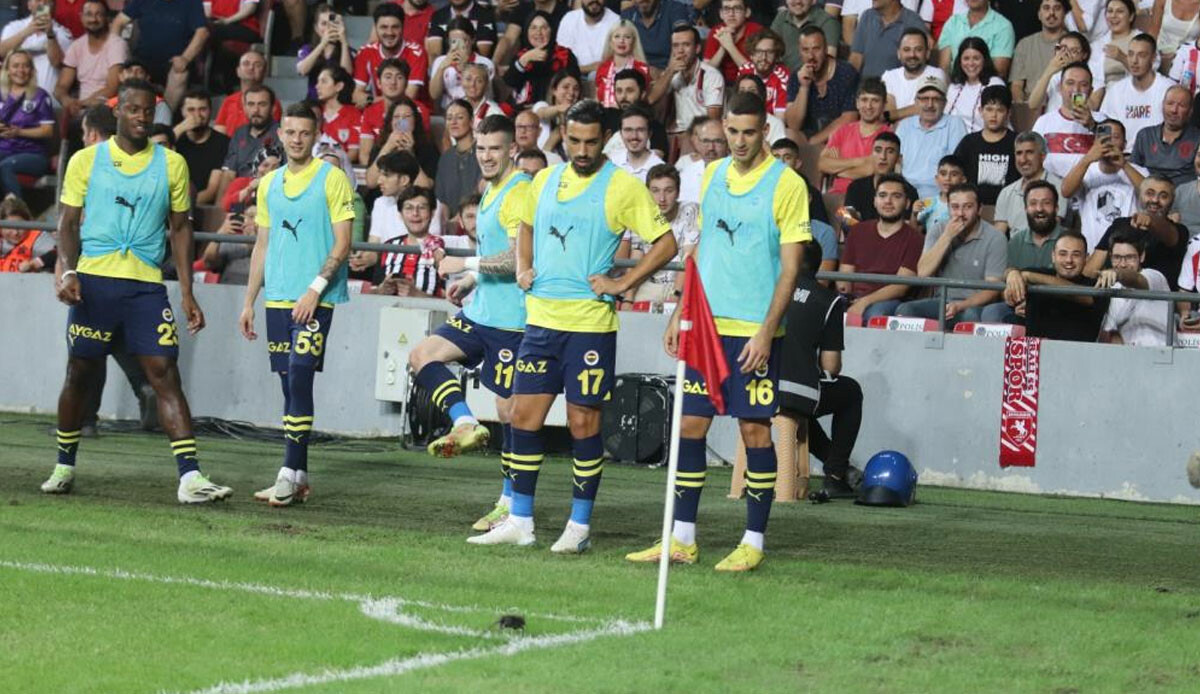 Samsunspor - Fenerbahçe maçında sahaya fare girdi