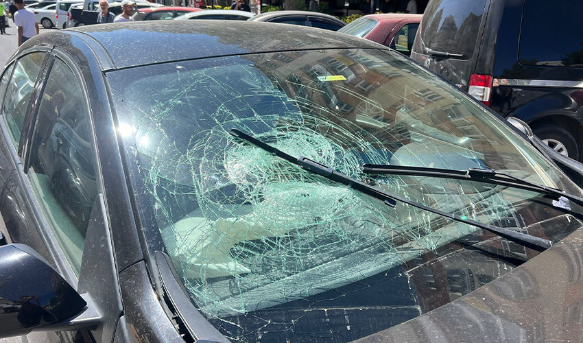 Akılalmaz zincirleme kaza: Ayağı sıkışınca gaz pedalı takılı kaldı, 6 otomobili birbirine kattı