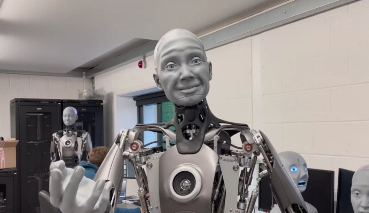 Dünyanın ilk insansı robot pilotu PIBOT ile tanışın Dünyanın ilk insansı robot pilotu PIBOT ile tanışın