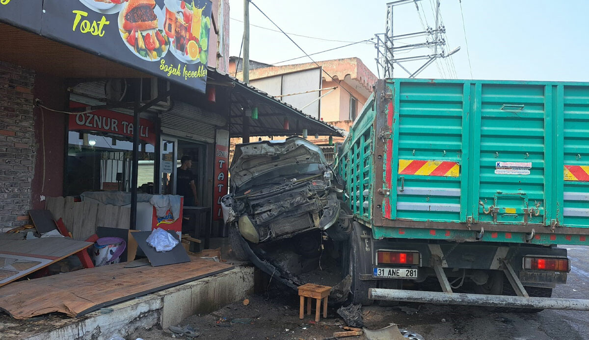 Duramayan kamyon araçlara ve dükkanlara çarptı: Ortalık savaş alanına döndü
