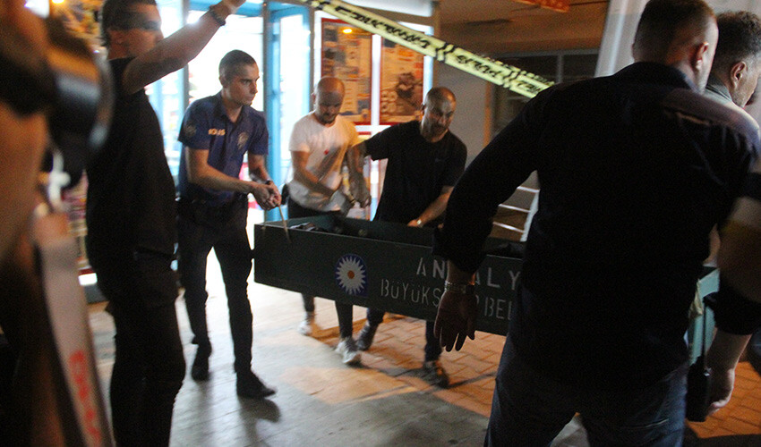 Antalya'da koca vahşeti: Kapıyı kırdı, bıçaklayıp öldürdü