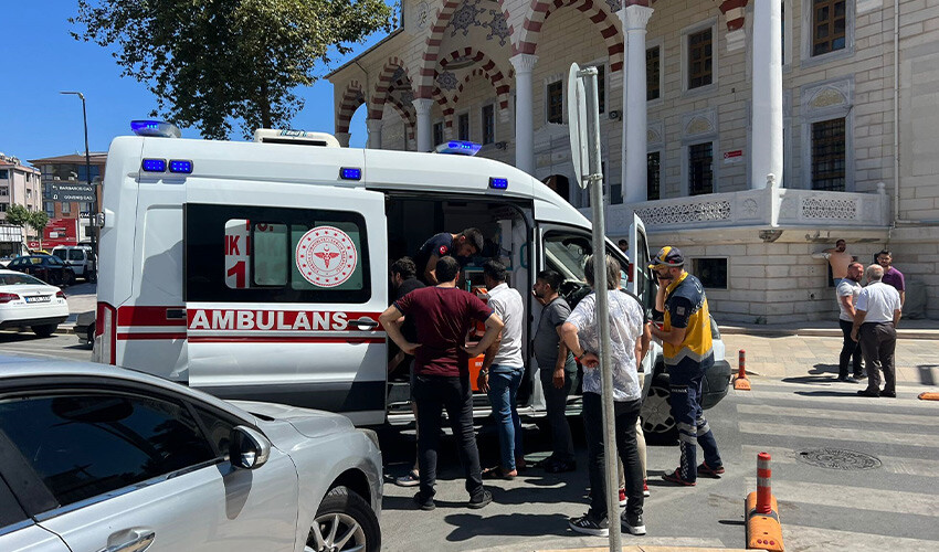 Akılalmaz zincirleme kaza: Ayağı sıkışınca gaz pedalı takılı kaldı, 6 otomobili birbirine kattı
