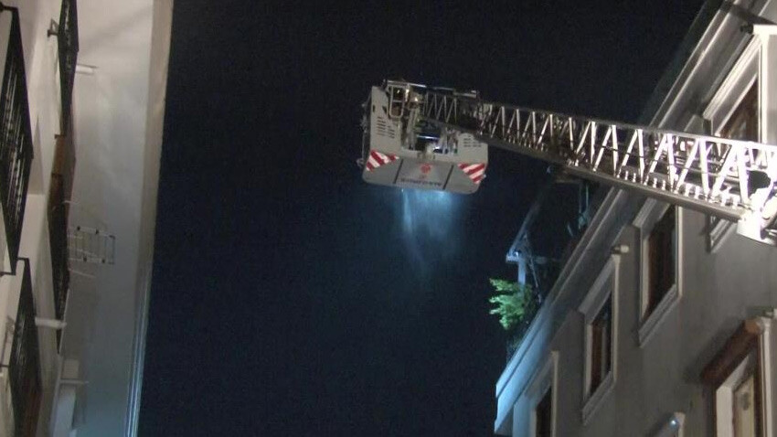 Kadıköy'de yangında can pazarı: İBB eski daire başkanının evi yandı, eşi korkuluktan düştü