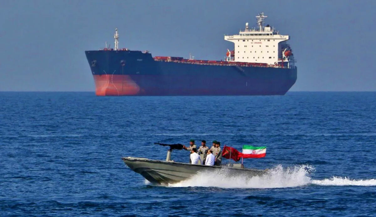 Basra Körfezi'nde sıcak saatler! İran akaryakıt taşıyan gemiye el koydu Basra Körfezi'nde sıcak saatler! İran akaryakıt taşıyan gemiye el koydu