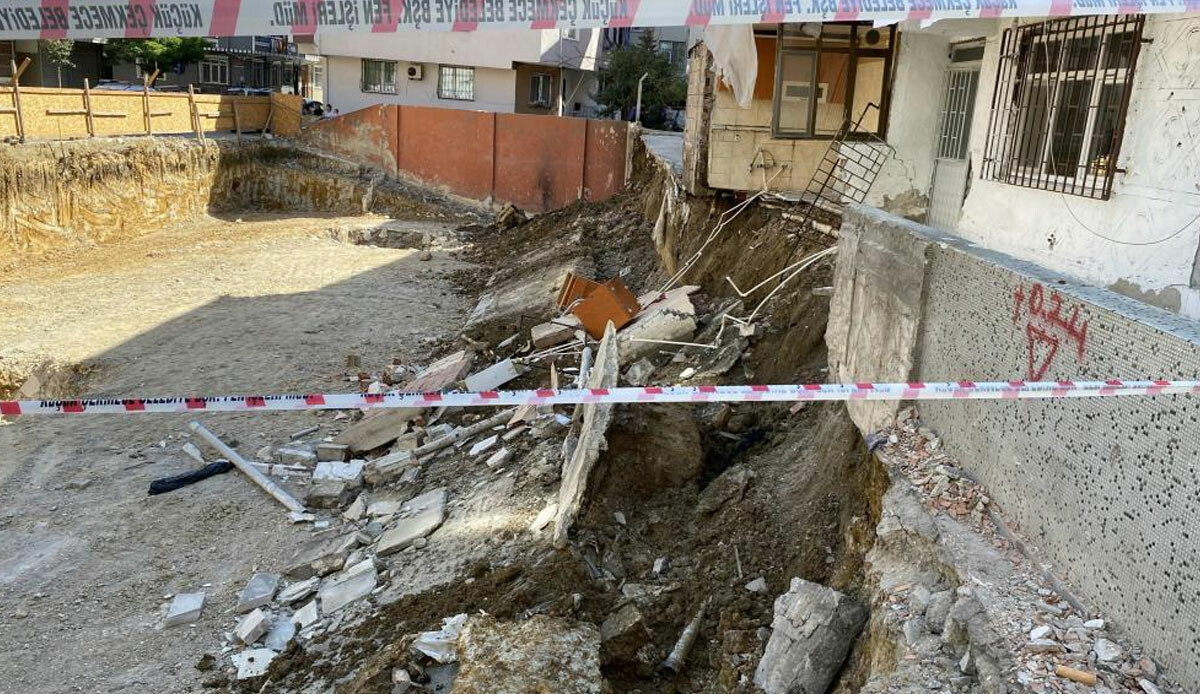 İstanbul'da korku dolu anlar! İstinat duvarı çöktü, 2 bina tahliye edildi İstanbul'da korku dolu anlar! İstinat duvarı çöktü, 2 bina tahliye edildi