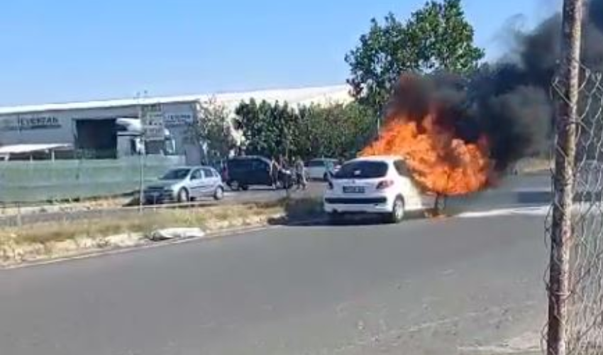Yeni aldığı arabası alev alev yandı...Sahibi aracın başında gözyaşlarına boğuldu