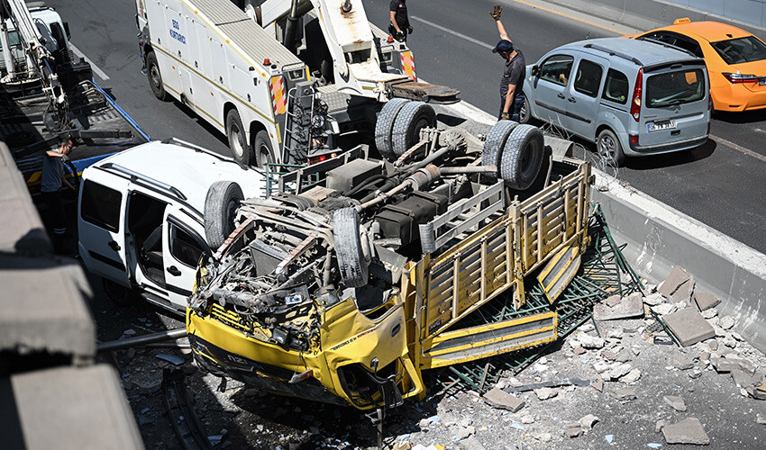 Ankara'da korkunç kaza! Kamyon alt geçitteki aracın üzerine uçtu
