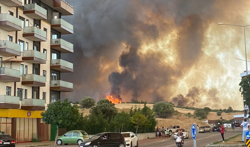 Çanakkale alevlere teslim! Köyler boşaltıldı, yollar kapatıldı: Mücadele devam ediyor