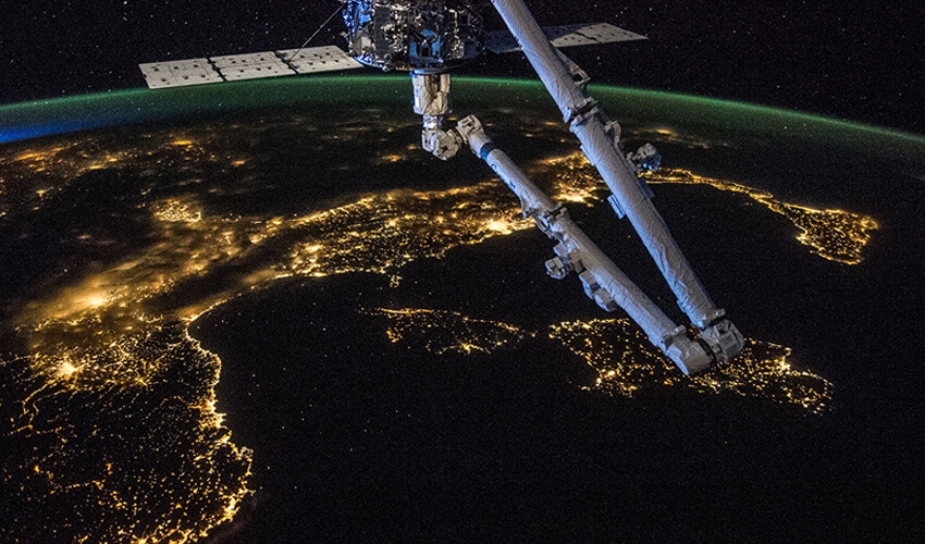 <h3><strong>ASTRONOT ELEME SÜREÇLERİ NASIL OLUYOR? </strong></h3><p>Tecrübeli ve bu mesleğin gerekliliklerinin farkında olan astronotlardan oluşan <strong><a href=