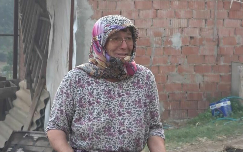 30 yıllık emek kül oldu, ekmek teknesinin yanışını gözyaşlarıyla izledi