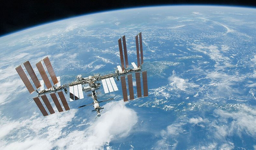 <p>Japon Uzay Ajansı (JAXA) emekli astronotu Yamazaki Naoko, ülkesindeki astronot seçme sürecinde genel şartların dışında <strong>JAXA'nın artık bilim alanında eğitim almayan kişilere de kapılarını açtığını</strong> anlatıyor. Yamazaki, eleme sürecinde ne tür testlerle karşılaşacaklarını bilmediklerinden dolayı hiçbir hazırlık da yapamadıklarını aktararak, JAXA Uzay Merkezi ve yönetiminde ne yapması gerektiği belirtildiğinde bunun çok talepkar ve rekabetçi olduğuna dikkati çekiyor.</p>