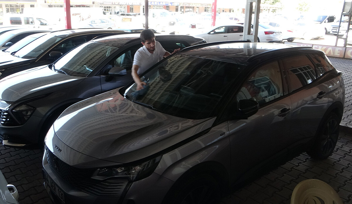 İkinci el araç satışında kurnazlık bitmiyor: Fırsatçılar fahiş fiyat için yeni yolu buldu