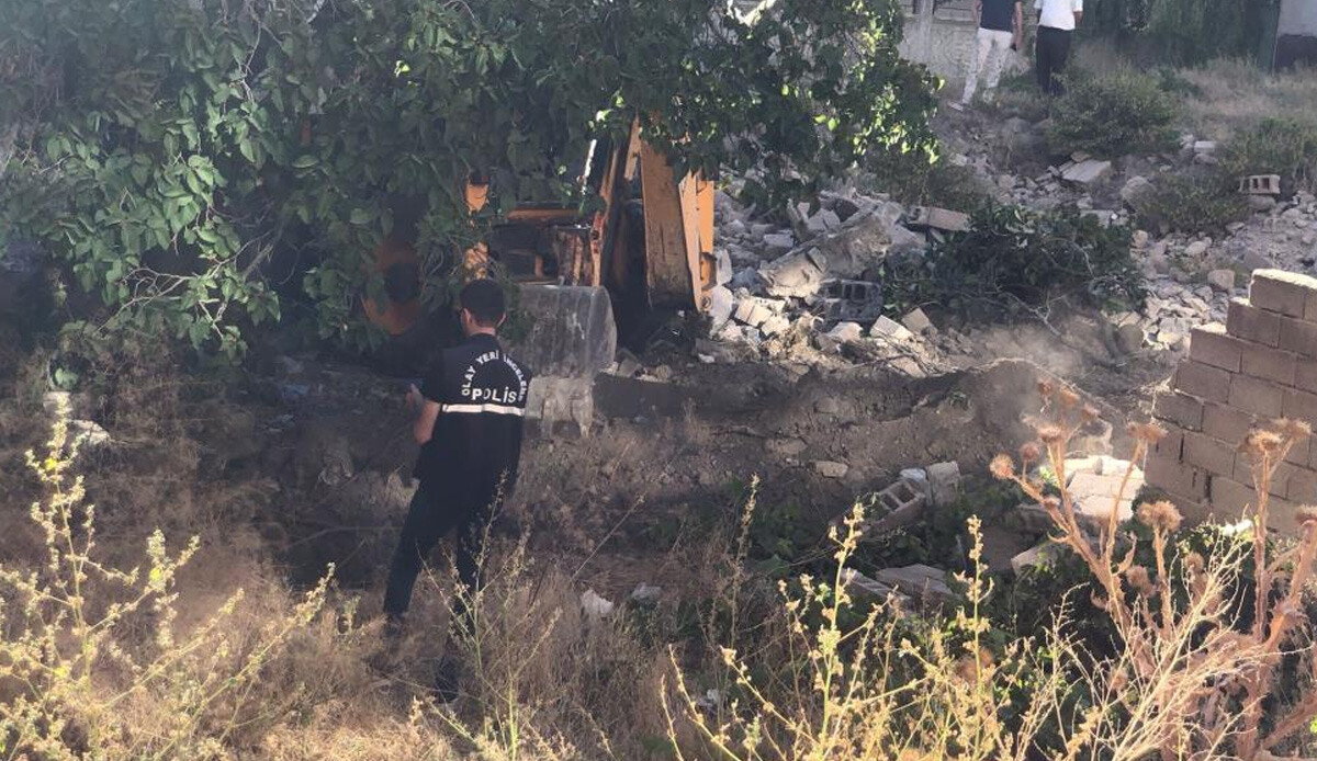 'Ceset gömdüler' ihbarı ekipleri harekete geçirdi: Kazı çalışması başlatıldı 'Ceset gömdüler' ihbarı ekipleri harekete geçirdi: Kazı çalışması başlatıldı