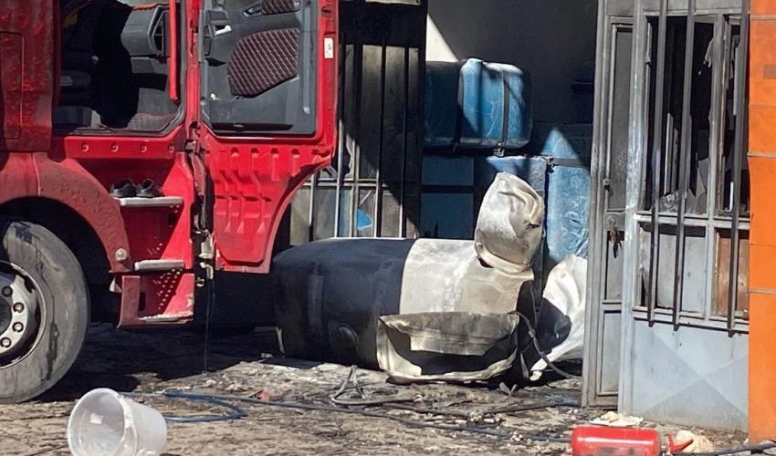 Tırın yakıt deposu patladı: Ortalık savaş alanına döndü Tırın yakıt deposu patladı: Ortalık savaş alanına döndü