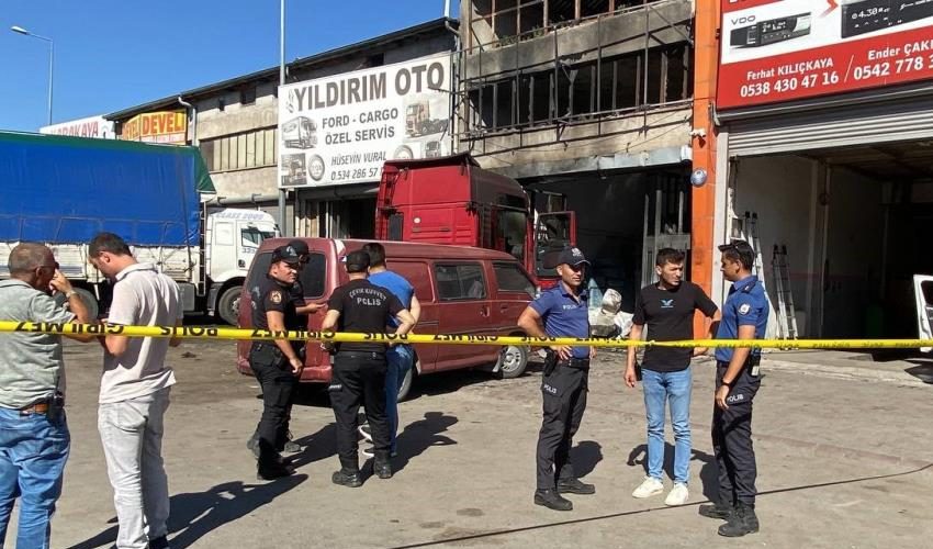 Tırın yakıt deposu patladı: Ortalık savaş alanına döndü Tırın yakıt deposu patladı: Ortalık savaş alanına döndü