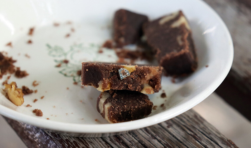 Şoke eden olay: Yediği helvadan çıktı, çiğnerken dişi kırıldı