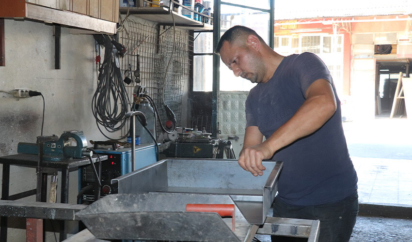 İnternette görüp üretmeye başladı: Hurdalarla yaptığı ürüne yoğun talep var!