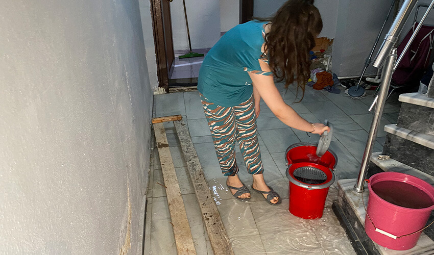 Gizemli suyun kaynağını bulamıyorlar, bina sakinleri evleri göle dönmesin diye gece nöbet tutuyor