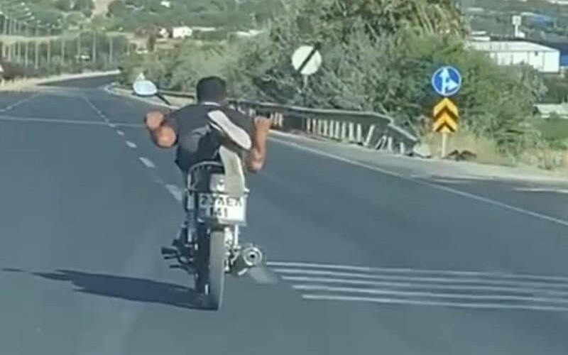 Canını hiçe saydığı anlar yürekleri ağza getirdi! Motosikleti yatarak sürdü Canını hiçe saydığı anlar yürekleri ağza getirdi! Motosikleti yatarak sürdü